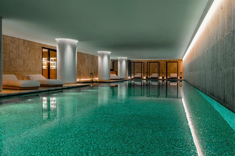 スパも2フロア、1,300平米という圧倒的な広さを誇る。25mのインドアプールには、ローマ浴場から着想した、マラカイト、翡翠、エメラルドの色調のモザイクが敷き詰められている。