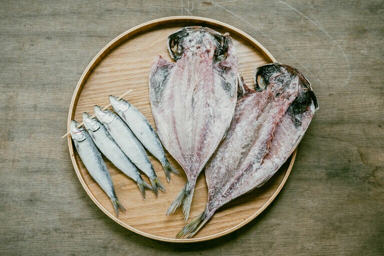 特選あじ1枚560円、片口いわし（4尾）350円。