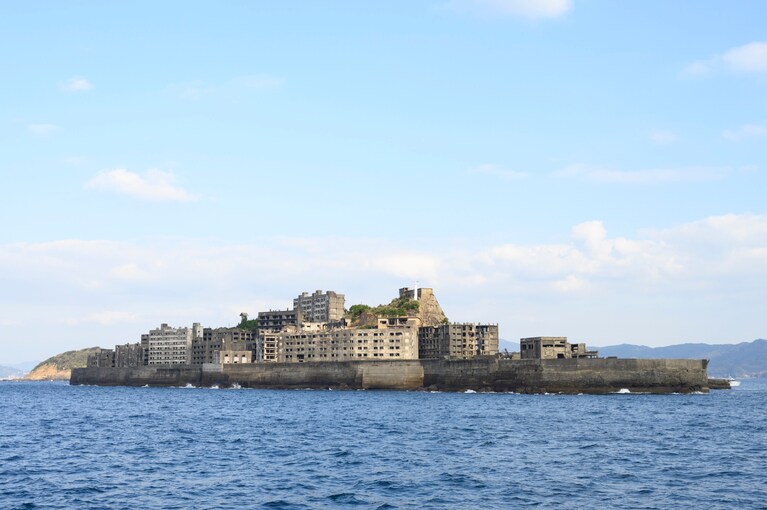 長崎港から南西19kmほどの海に浮かぶ軍艦島こと端島は、「明治日本の産業革命遺産」として世界文化遺産に登録されている。