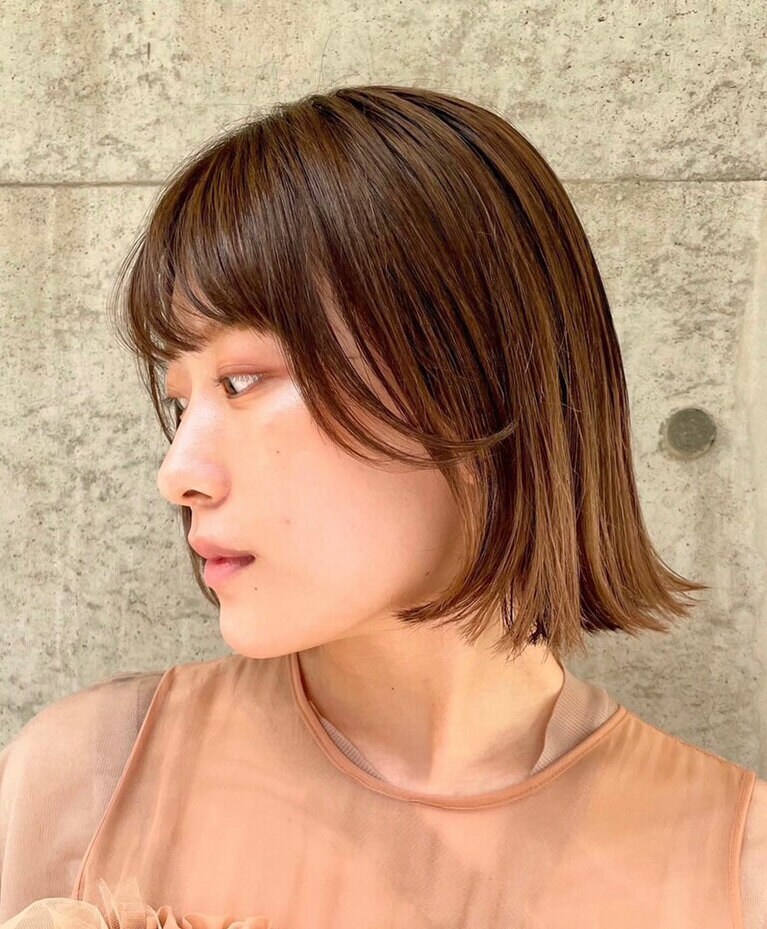 ちょい外ハネのレイヤーボブでこなれた雰囲気に。