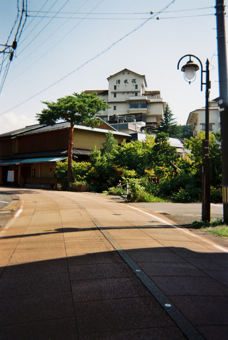 温泉街の街並み。月岡温泉街は全部石畳の道になっていた。硫黄の匂いがすぅっと鼻に入ってきた。