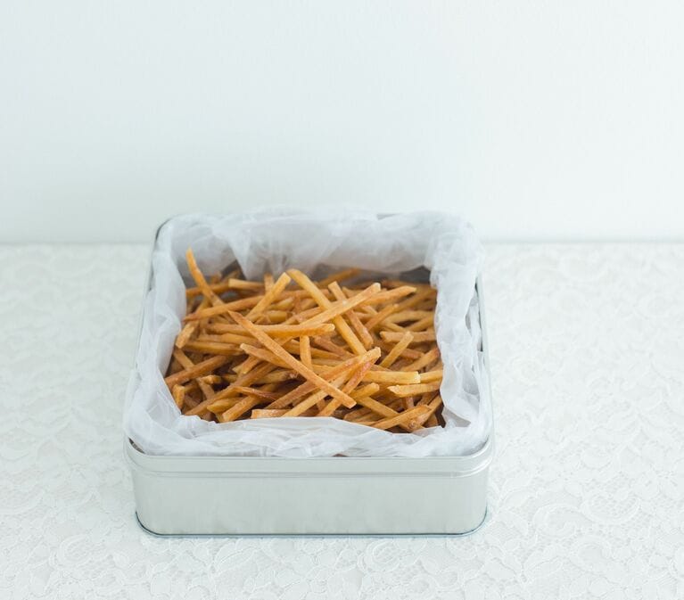 「缶入り特撰芋けんぴ」750g 3,500円／芋屋金次郎。雑誌編集部やスタッフを大勢抱える会社など「大人数先への手みやげリスト」も充実している伊藤さんの最近のご贔屓がこちら。材料は芋、砂糖、油のみ。つい食べ過ぎて困るという声も多数