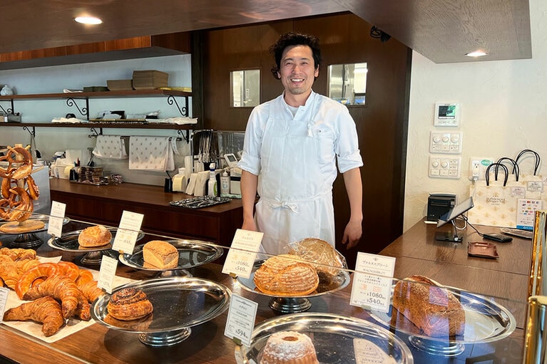 【ホーフベッカライ エーデッガー・タックス】ブレッツェルやクグロフ、シュトゥルーデルなど、味わい深い正統派のパンとお菓子のレシピと技術を受け継ぐ野澤孝彦シェフ。