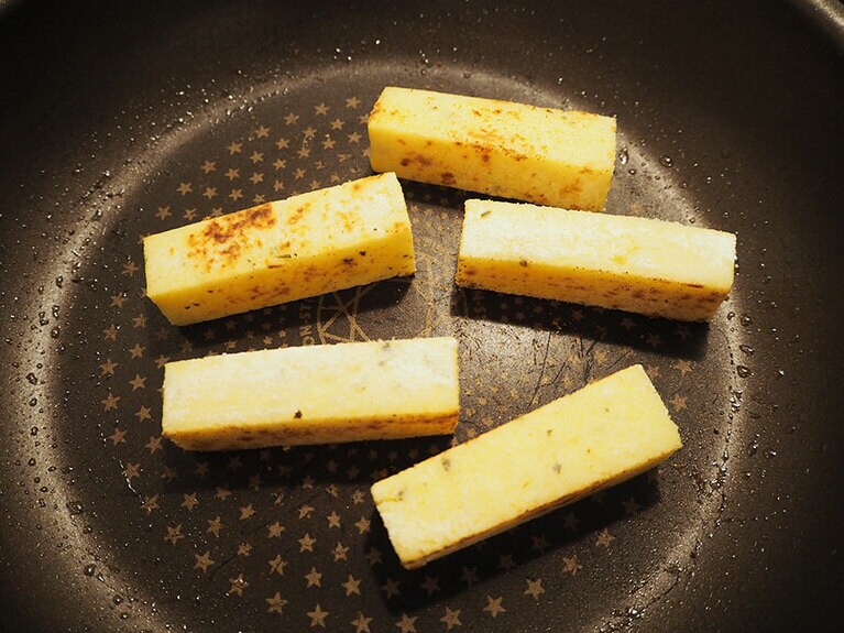 油をひいたフライパンでカリッと焼き上げます。