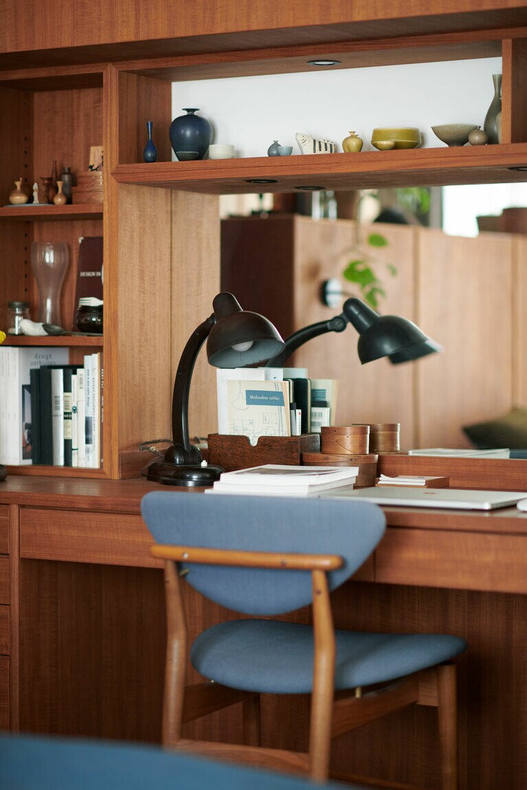 ベッドの横のワークスペース。朝のメイクもここで。