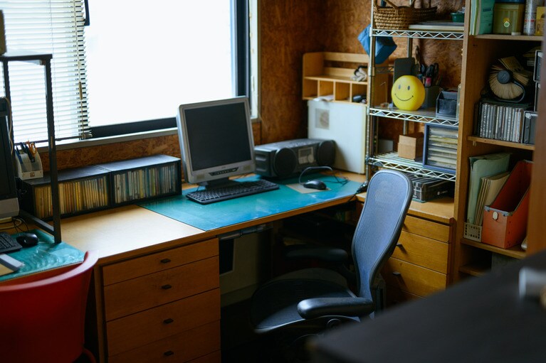 仕事場のデスクと椅子は当時のまま。