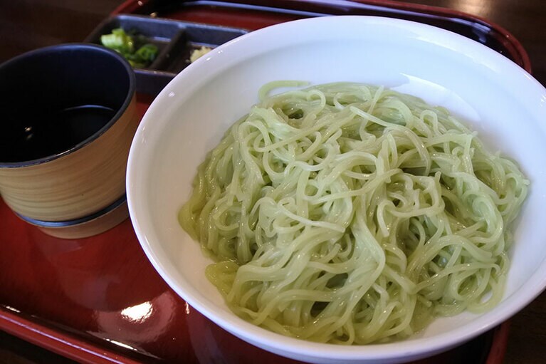 なかぶ庵の「オリーブ生そうめん」。ぷりっとした食感が素麺のイメージを一新させるはず。