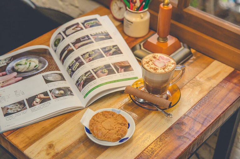 ホットチョコレート「巧克力牛奶」200元、人気の喫茶店「蜂大咖啡」から仕入れるビスケット「桃酥」50元。コーヒーも豆の種類が充実。