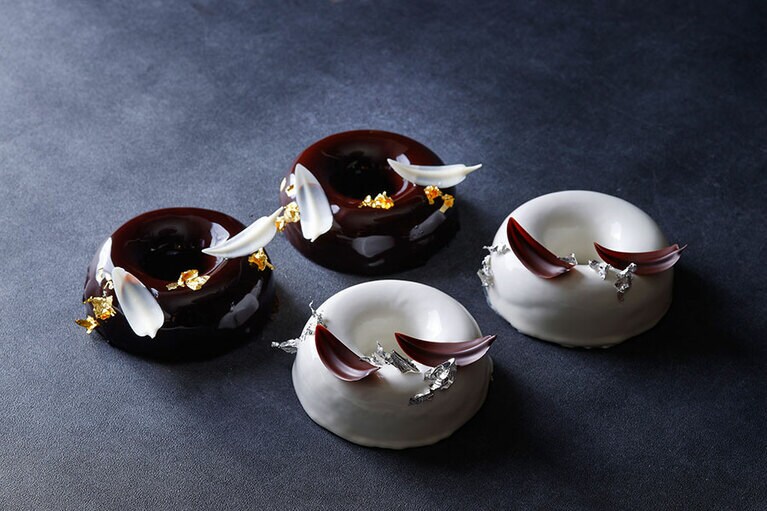 パレスホテル東京「クロンヌ ノワール/ブランシュ」（限定200個 10cm、高さ4.5cm／1,500円）。