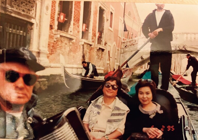 95年ヴェネツィア旅行にて夫と。本人提供。
