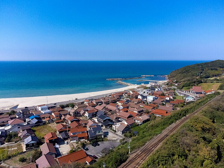 石見エリアならではの風景といえば、赤い石州瓦の家並み。JR波子 (はし) 駅そばの古城山展望台では、青い海、白い砂浜、赤い屋根瓦が織りなす絶景を満喫できます。