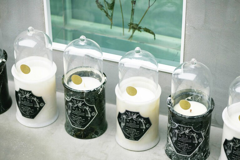 「ブジー・パルフュメ」は8種類の香りで、約80～100時間使用可能。 各17,000円。