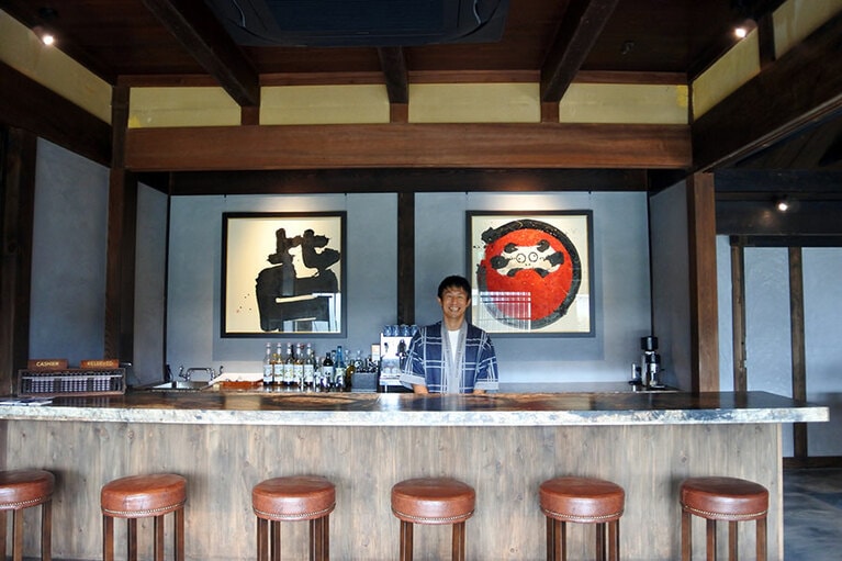 この日はレストラン「みなも」でチェックイン。説明を受け、お部屋へ。カフェでチェックインを行うことも。