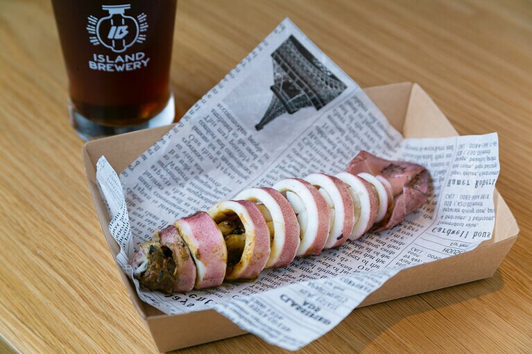 漁港ならではの新鮮な海の幸と合うビール。