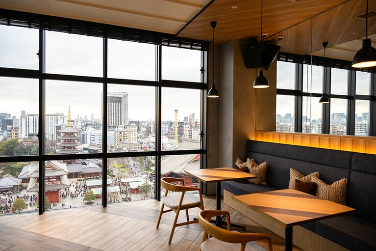 床から天井まである大きなガラス窓の外には、浅草寺の境内が。新旧の東京の街のコントラストが印象的。