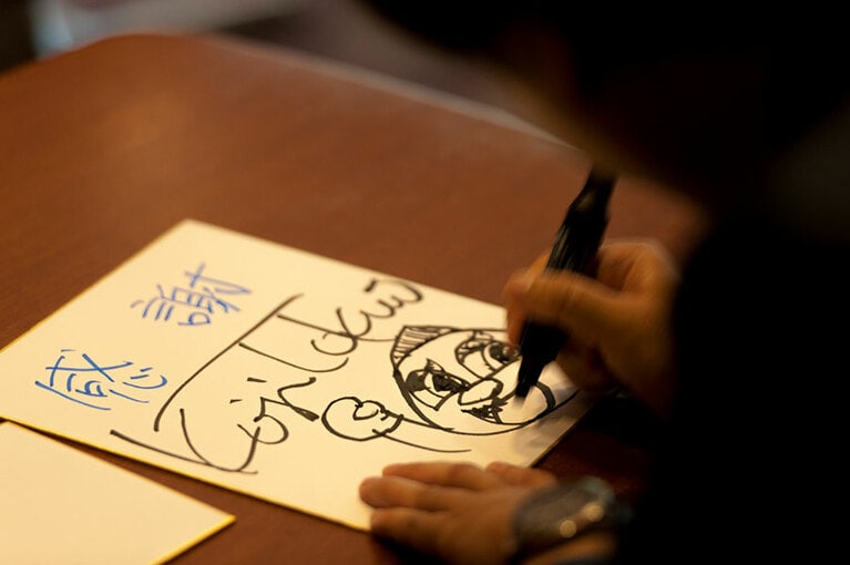 「おっさんずラブ」も含め、周りの人への感謝の言葉に溢れていた徳尾さん。「色紙を書いてください」とお願いをしたところ、ご自身考案のキャラクター「とこなつボーイ」も描いてくださいました。