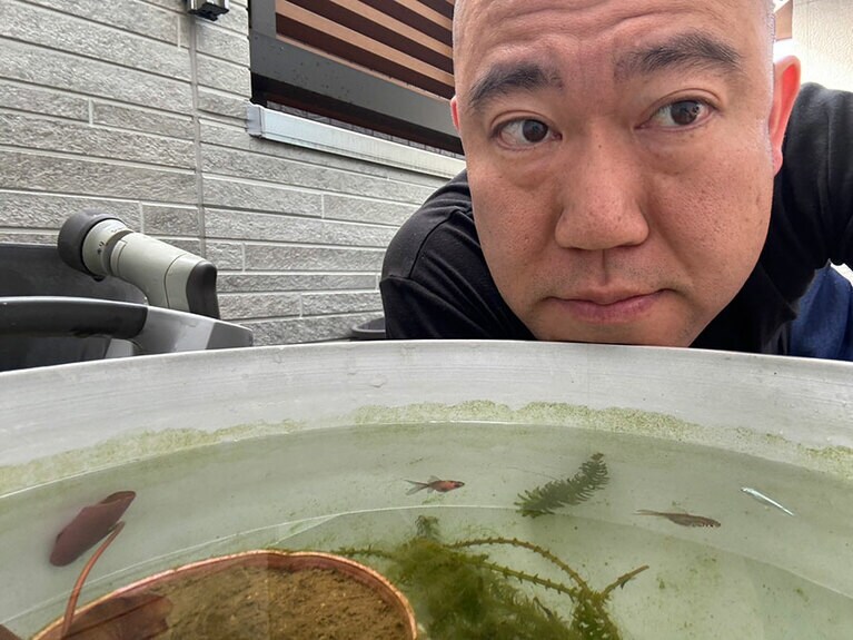 コロコロチキチキペッパーズ・ナダルさん。愛魚の体調チェックが毎朝の日課。