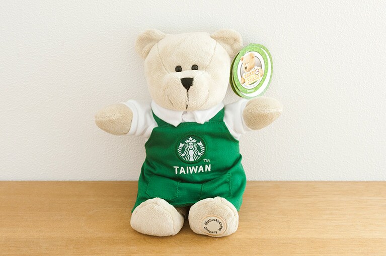 ベアリスタは世界中で販売されていて、エプロンに国名が刺繍されています。