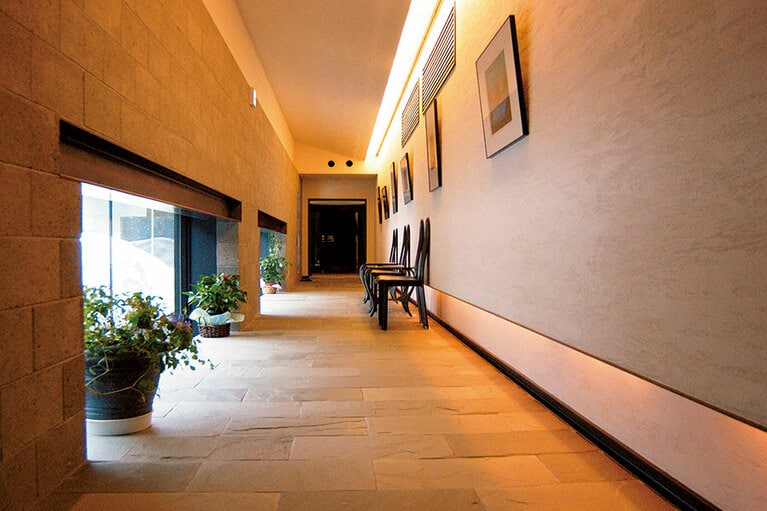 廊下やパブリックスペースには、小樽在住の美術家・阿部典英氏など、北海道ゆかりの作家の作品を展示。