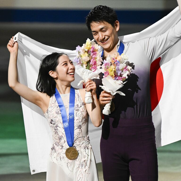 見つめ合うりくりゅう（三浦璃来、木原龍一）©JMPA