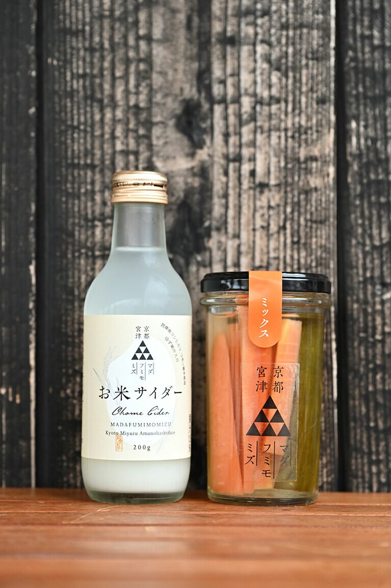 左から、お米サイダー324円、田舎野菜のピクルスミックス750円。