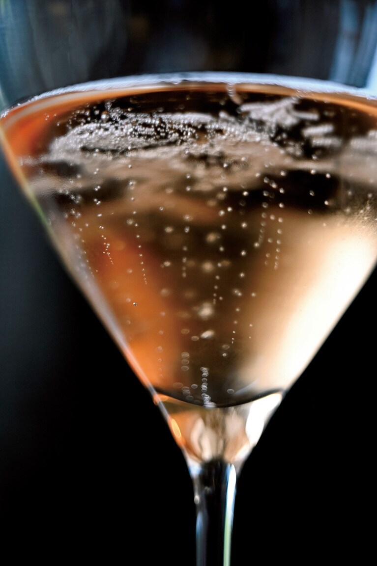 グラスに立ち上る繊細な泡。