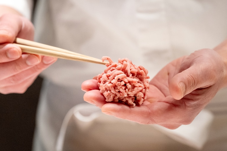 そぼろを付ける作業。