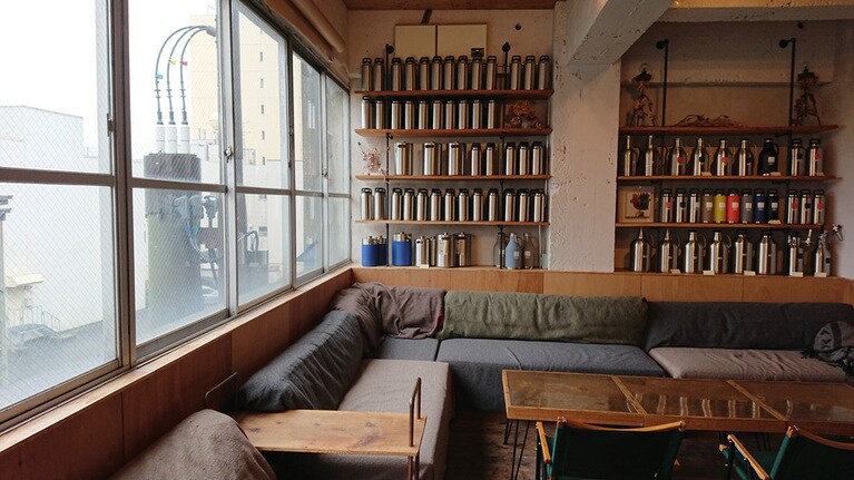 クラフトビールを片手に、ゆるりとした時間を過ごせる「屋上 BAＲ BRIDGE」。