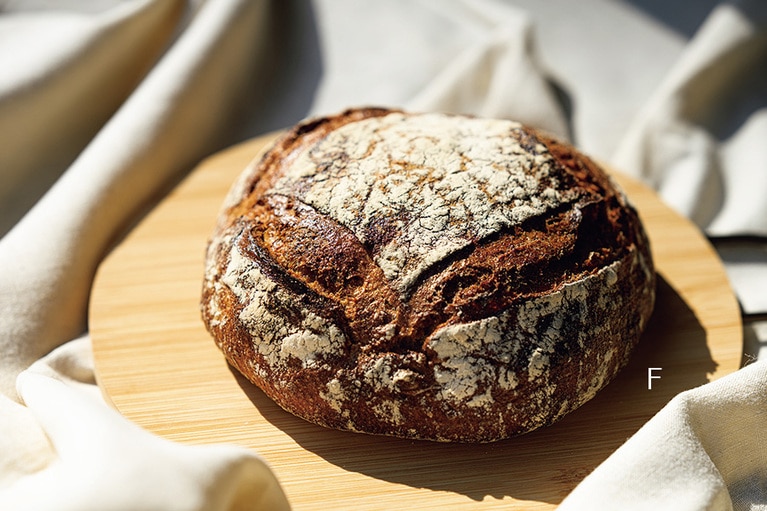 北海道音更の中川農場の有機スペルト小麦と有機ライ麦の混播きブレンドを店で自家製粉。noah10mich 680円／CICOUTE BAKERY