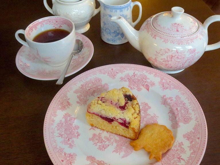 「クランブルケーキ」550円。紅茶はポットサービスで700円。