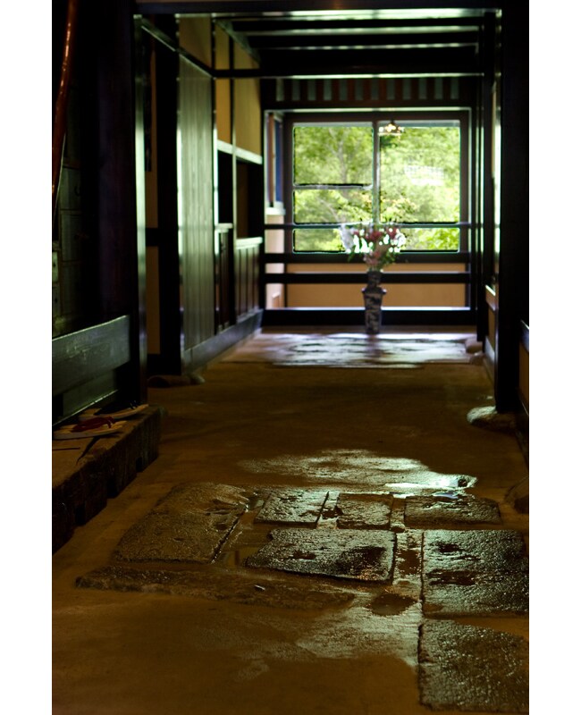 山里のいおり 草円［岐阜／福地温泉］国の登録有形文化財の母屋 煙香庵のロビーたたき通路。