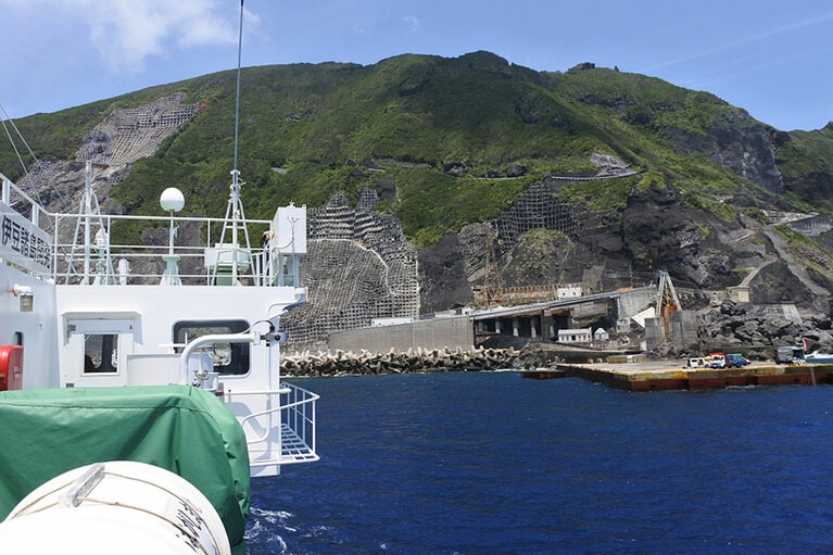 いよいよ青ヶ島が近付いてきました。でも、まだ接岸できるか、わかりません。タラップをおりて、はじめて安堵できるのです。