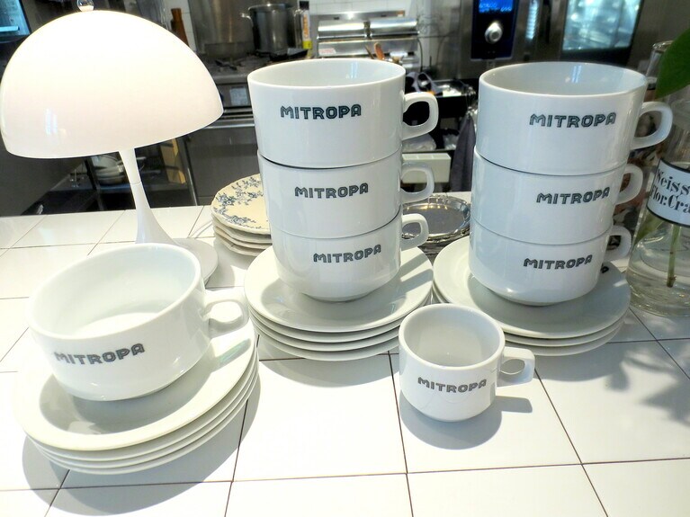 カウンターに置かれたヴィンテージのコーヒーカップ。