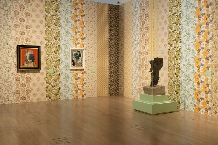 「ピカソ meets ポール・スミス 遊び心の冒険へ」 国立新美術館 2026年 展示風景。