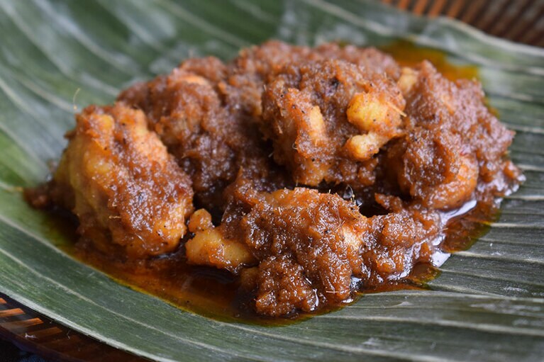 ココナッツとスパイスで煮込んだ肉料理、ルンダン。一見カレーのようだが、乾燥スパイスはほとんど使っておらず、唐辛子の辛さはひかえめで食べやすい。