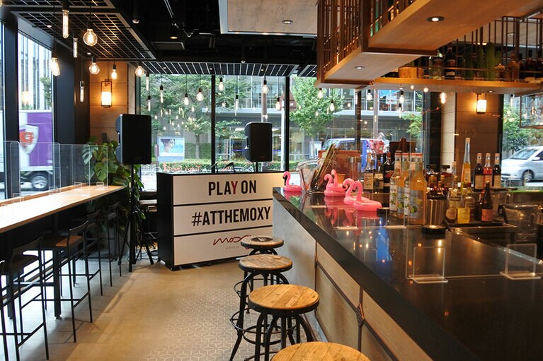 バーエリアの一角にはDJブースも。