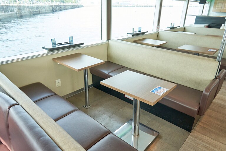 冷暖房完備の1階の船室はソファ席。2階デッキもゆったりできます。
