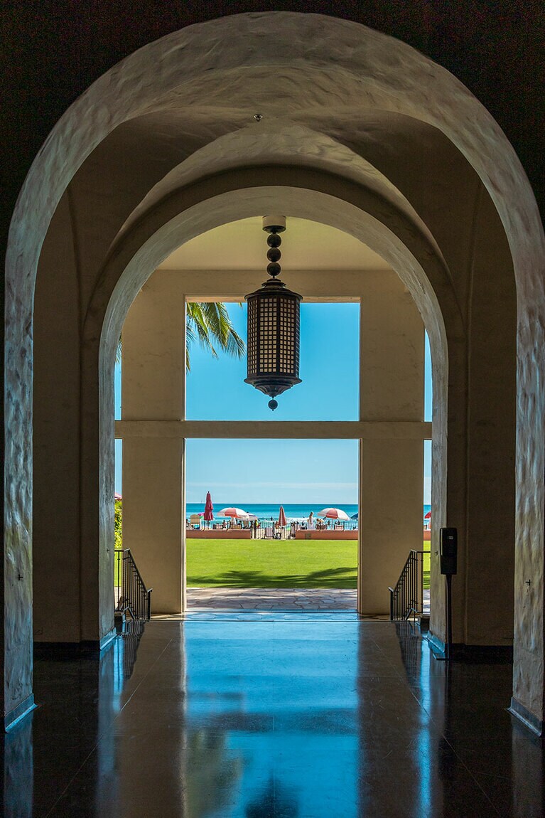 美しいアーチと、その向こうに見える青い海もロイヤル ハワイアンならではの光景。