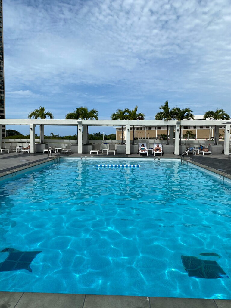 プールの中に入れる人数は10人まで。監視員もいますが、お互いを思いやりながらが実行されています。