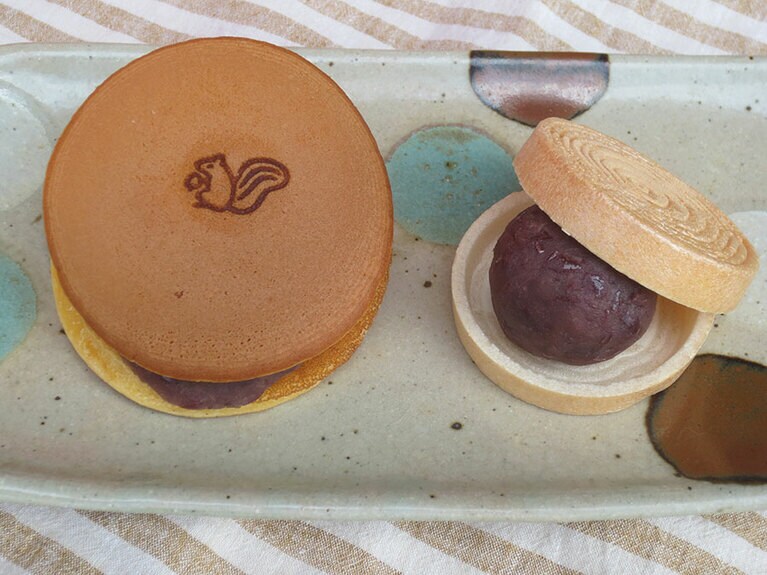 左が「どら焼き」200円、右が「きりかぶもなか」180円。