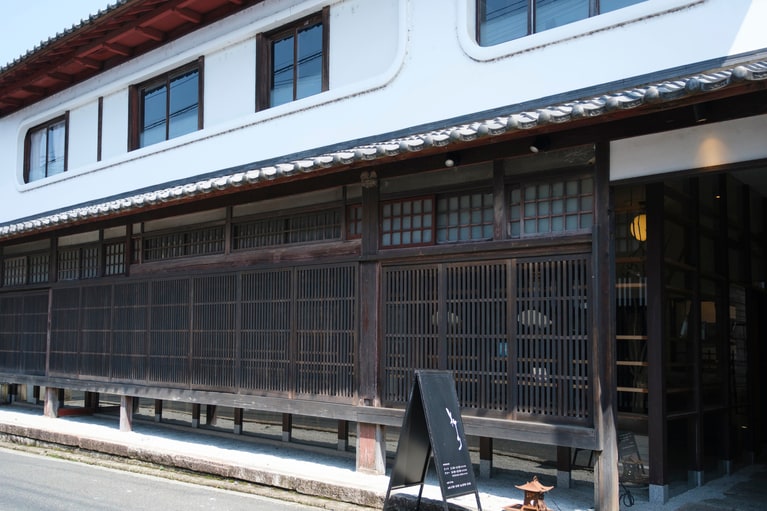 古い街並みに溶け込む、計算されたモダンな外観が一際目を引く。