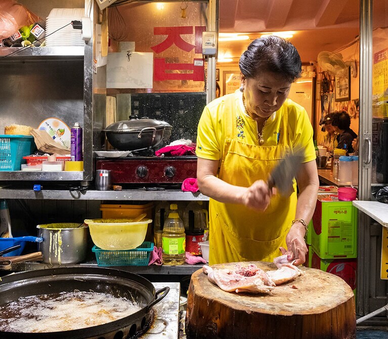 店主の包丁捌きのパフォーマンスも楽しみつつ、できあがりを待ちたい。