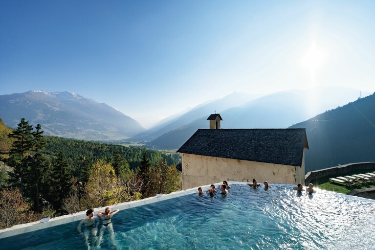 贅沢な眺望を誇る屋外プール。湯温が低いため、湯につかりながら眺めを長時間楽しめる。