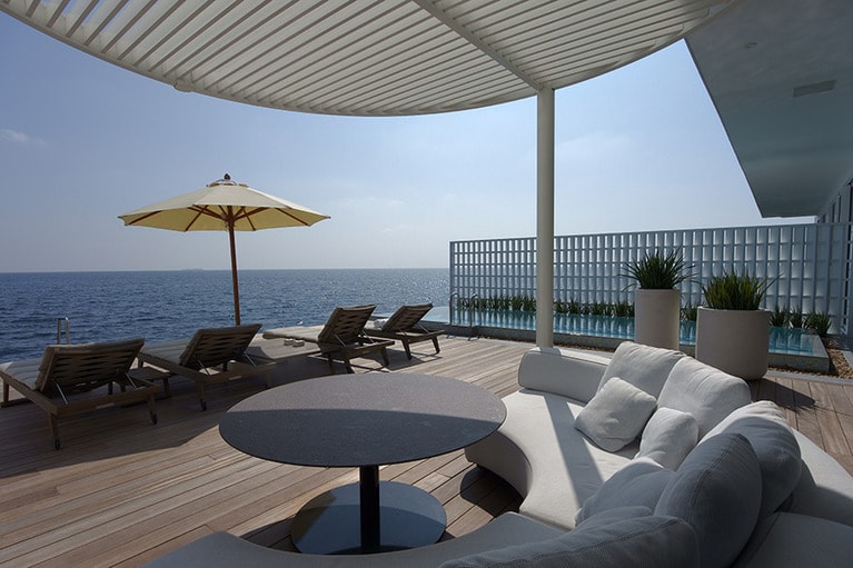 インフィニティプールと、ダイニングやビーチベッドなどを置くデッキテラス。