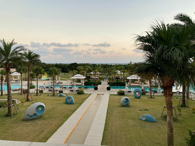 ベイウィングのエントランスから望む夕景。どの時間帯に訪れても空の表情が美しく、立ち止まって遠くを見つめている人も。