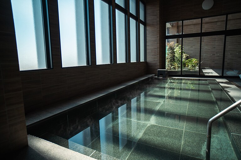 光がたっぷりふりそそぐ開放的な内湯。人がたくさんいる時間帯でも、あまり混みあった感じがしません。