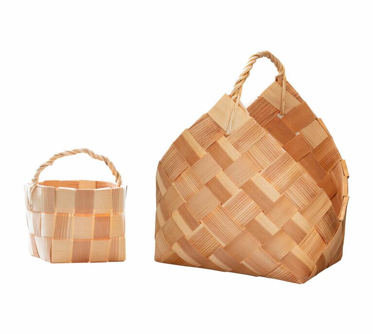 エストニアのハンドメイドバスケット。左から、3,300円、9,900円。 