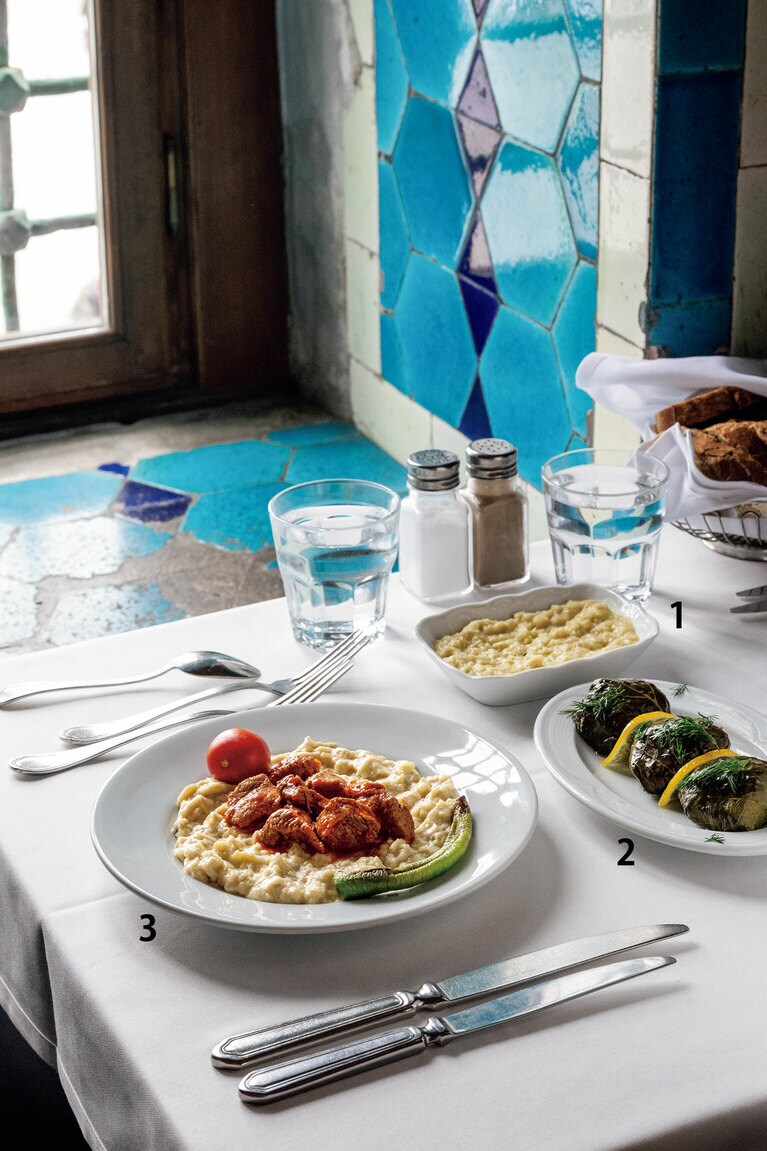 1：炭火焼の茄子のサラダ 230トルコリラ。　
2：ピラフをブドウの葉で包んだサルマ 230トルコリラ。　
3：“スルタンのお気に入り”900トルコリラ。