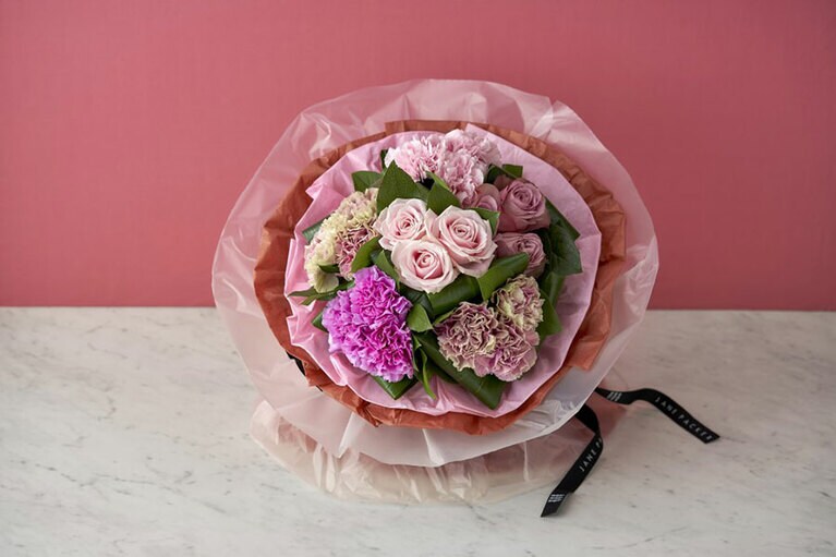 Victory Pink(カーネーション、バラ、レモンリーフ、ハランの生花) 15,000円。