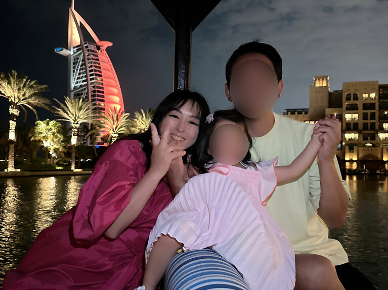 家族3人で過ごすドバイの夜（本人提供）